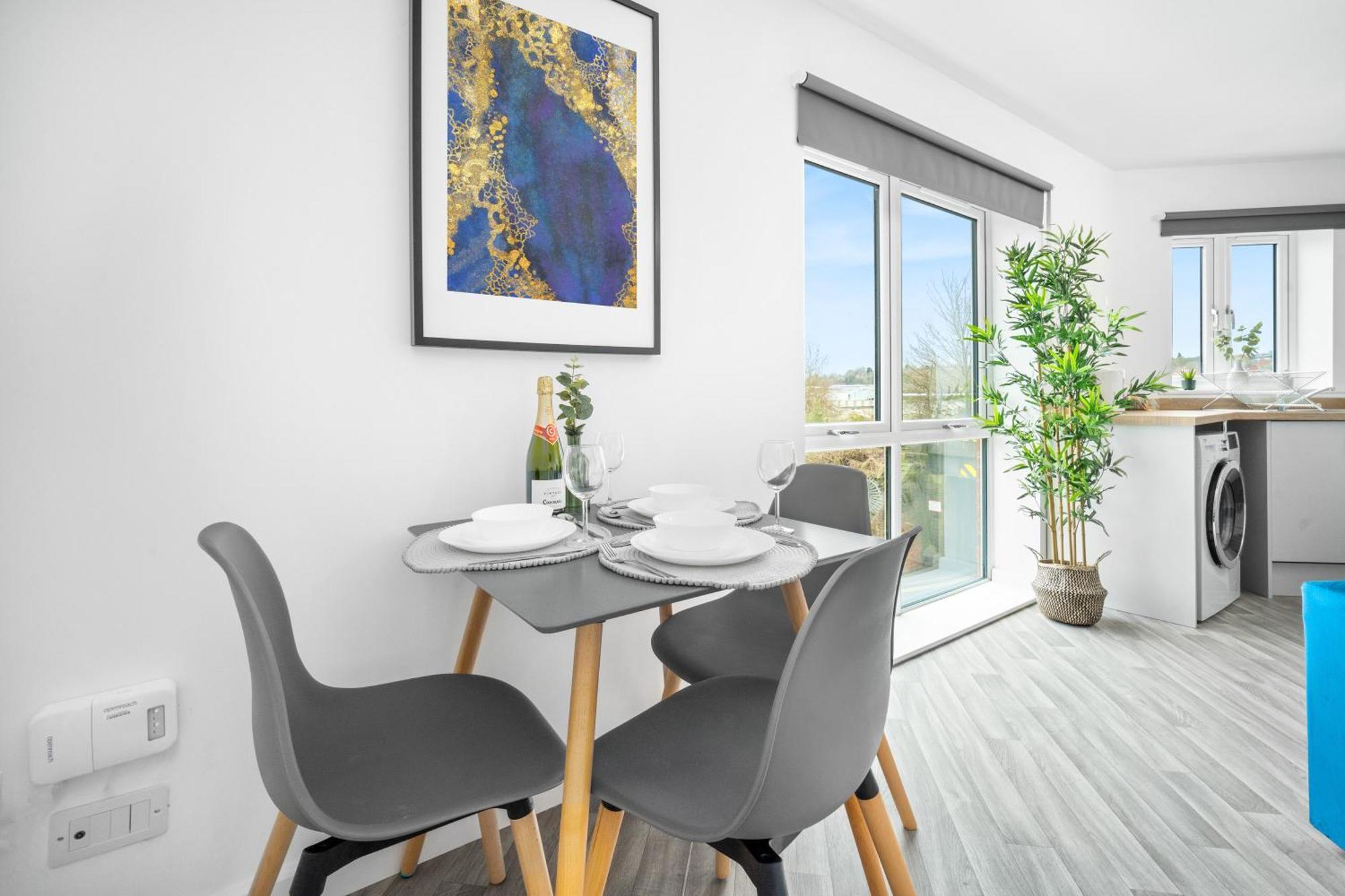 New 2 Bedroom Deluxe Apartment - Parking - Wifi & Netflix - Top Rated - 50C Cradley Heath Luaran gambar